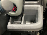 運転席インパネトレー、ドリンクホルダーです。