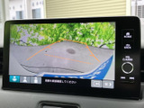 駐車時の後方確認をサポートするカメラ表示。安全確認を万全にし、スムーズな駐車をアシストします。