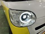 白く明るい光で夜間走行をサポートするLEDヘッドランプを搭載