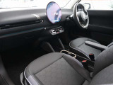 円形ディスプレイを核としたミニマルなインテリア。必要な情報が整理され、運転に集中しやすいレイアウトです。アンビエントライトが夜間のドライブを彩り、特別な室内演出を楽しめます。