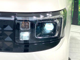 【LEDヘッドライト】悪天候や夜間走行時も良好な視界を確保し安心して運転できる高輝度LEDヘッドライトを装備!点灯速度が早く、消費電力も抑えられています。