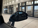 走行中、斜め後ろに車両の存在を検知するとその方向のドアミラー鏡面上にマークを点灯しお知らせします。