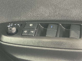 格納式リモコンドアミラーと、パワーウィンドウマスタースイッチです。車内の換気も運転席から簡単に行えます。