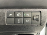 横滑りを抑制し車の姿勢の安定を図るVSA機能、車庫入れや縦列駐車など狭い場所でも安心な障害物センサー搭載。運転席とリアゲート本体に開閉スイッチを装備し、とても便利な電動リアゲート!