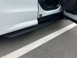 ドアの開閉てに合わせて電動サイドステップが出たり収納したりします。