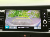バックカメラ連動のモニター画面は、後退時の安全確認をサポート。駐車も楽々、安心して運転操作が可能です。