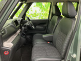 運転しやすい運転席周り。操作性も良く、すぐに慣れることができます。安全装備も充実しており、安心して運転できます。