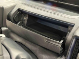 小物が収納できる運転席側インパネアッパーボックス。 ボックス内にはUSBソケットが一口。