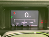 視認性の高いメーターパネルで、運転中の情報確認が容易です。シンプルな表示で、ドライバーに安心感を与えます。