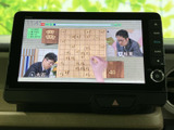 停車時に映像やテレビを視聴できます。移動時間を有効活用し、快適なひとときをお過ごしください。