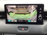 後退時に車両の後ろ側をモニター画面に表示します。車庫入れなどでバックする際に後方確認ができて便利です。車庫入れが苦手な人もこれで安心。