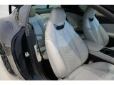ホールド性を確保しつつ、ゆったりとくつろいで頂けるシートです。