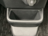 足元部分にはちょっとした小物を入れるのに便利な収納BOXもあります。