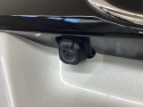 車の後方に小型カメラが付いておりバックする際の後方の様子をモニター上に表示します。