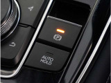 【オートホールド】停車中にブレーキペダルから足を放しても、ブレーキを自動的に制御して、車両の停車状態を保持する機能です。信号待ちなどの停車時に運転者の負担を軽減します。