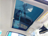 そう、ウチは必ずガラスルーフかカブリオレを手に入れるので、もちろんこれもガラスルーフ。ちなみにこれは前のオーナーさんが、スモークフィルム張ってます。