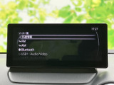 多彩なメディアに対応し、お好みの音楽を高品質で楽しめます。Bluetooth接続にも対応しており、スマートフォンとの連携も可能です。