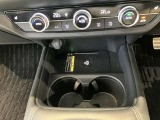 フロントコンソールにはQi(チー)規格対応のワイヤレス充電器が搭載されております。ケーブルを抜き差しせずに、快適に充電いただけます。