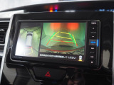 パノラマモニター画面。シフトレバーのRポジションに連動して車両周囲を映し出します。安全確認に便利な機能です。