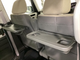 運転席・助手席の背もたれには、2列目シート用にカップホルダー付きの「格納式のシートバックテーブル」を装備しています。休憩時のちょっとした時間などカップを置いたり、小物置きに使えて便利です。