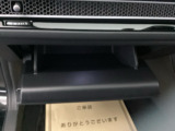 【グローブボックス】助手席の前にあるグローブボックスです。小物の収納に便利です。