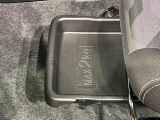 靴などが収納できる便利な助手席シートアンダートレイが付いてます