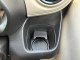 運転席の手の届く場所には500mlのパック飲料もピッタリ入る大きめのドリンクホルダーがございます(^^) ドライブ中の水分補給もバッチリです♪