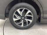 純正アルミホイールです。車にぴったりなデザインで、足元がおしゃれに♪また、スチールホイールに比べ軽いので、車の燃費も良くなりますよ!