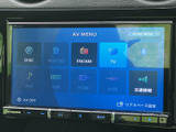 鮮明な画面表示で、ナビゲーションやエンターテインメントコンテンツを快適に視聴可能です。操作も直感的で使いやすく、幅広い世代にお勧めです。