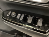 ハンドルの右側に電動格納付きパワーミラーの操作スイッチがついています。左右のサイドミラーの角度調節も微調整ができて便利です。パワーウインドウは運転席でドア4枚とも上下の操作ができるようになっています。