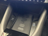 ワイヤレスチャージングパッド標準装備で移動時に充電することが可能です。
