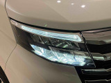 対象物が見やすく白く明るい光で夜間走行をサポートするフルLEDヘッドランプ(ロー/ハイビームオートレベリング機能付き・クリアランスランプ・ポジション・ターン付)を搭載