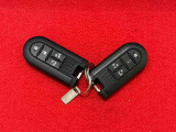 電子カードキーを携帯していれば、リクエストスイッチを押すだけでドアの施錠と解除が行えます。しかも盗難防止に役立つイモビライザー機能付きです