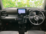 運転席からの視界を確保する広々とした空間。操作系の配置も工夫されており、ドライバーにとって快適な空間です。
