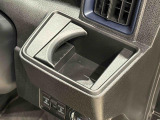 運転席側掘り込み式カップホルダー