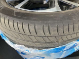 夏タイヤのサイズは、225/50R18で残り溝は約3ミリです