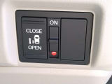 後席左側はパワースライドドアとなっております。車内からもボタン一つでスライドドアを開閉できます。