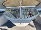 トランクリッド裏には工具入れがあります。