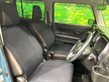 運転席まわりには十分なスペースがあり、大柄な方でもゆったり運転していただける環境です。