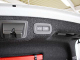 トランクにはパワーテールゲートのスイッチがあります ワンタッチで開閉可能なため、手に荷物を抱えているときでも安心です
