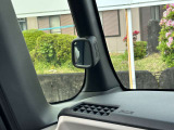 サイドビューサポートミラー。停車時や発進時、対向車とのすれ違いや路肩に寄せるときなど、車両左側前方を確認するときに役立ちます。