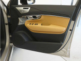 運転席ドアの全景です。キャビンを彩るすべてのものに、機能を形にした美しさが備わっています。