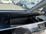運転席前方の収納です。
