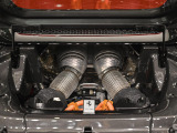 120度の広いバンク角を持つV6エンジンは「ピッコロV12」と呼ばれるほど高く澄んだエグゾーストノートを奏で、スポーツマインドを強く刺激します。