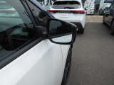 後方から車などが接近するとランプが光って知らせてくれます。車線変更の時に安心ですね。