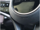 【運転席エアバッグ】 車両前方に衝撃が加わった際に、音響センサーによって瞬時に開きます。 ※シートベルト非着用の場合、本来の性能が発揮できませんので必ずシートベルトを着用しましょう。