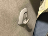 運転席&助手席の背面についたユーティリティフックには荷物がサッと掛けられます。