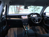 内装はシンプルに使い勝手を考え作られています。お車を運転する感覚をダイレクトに体感して頂けます。室内も広くロングドライブにも快適にお過ごしいただけます。
