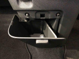 収納ボックスがついており便利に使用出来ます。