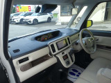 視界が広く運転しやすい運転席まわりです。各スイッチ類の位置も直感的に操作しやすく、長距離ドライブでも疲れにくい設計になっています。